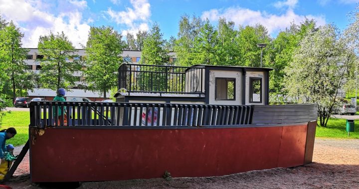 Haiharanpuiston iso laiva on innostava leikkiväline.